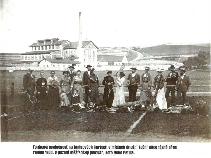 Příznivci tenisu v H. Týně kolem roku 1900